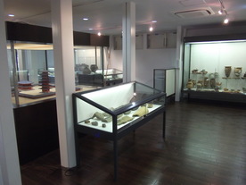 写真：海老名市温故館1階展示物（石器や土器など）