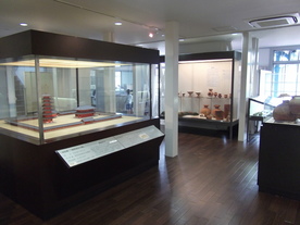 写真:海老名市温故館1階展示物（国分寺模型など）