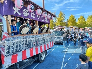 えびな市民祭りで祭囃子を演奏する写真