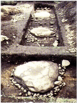 「に」国分尼寺金堂跡礎石