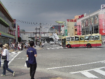 「く」駅前交差点