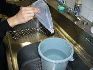 写真：ため水でマヨネーズの容器を洗う