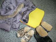 写真：布でリサイクルできないものの例（ダウンジャケット、クッション、革靴、長靴）