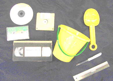写真：その他プラスチックの一例（プラスチックのバケツ、プラスチックのシャベル、ボールペン、定規、カセットテープ、ビデオテープ、フロッピーディスク、CDディスク）