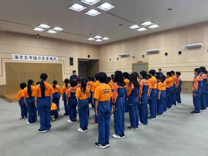 第1回目の活動風景　気をつけの姿勢で担当者の話を聞いています