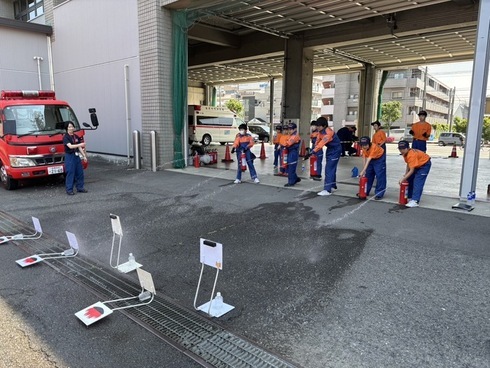消火訓練の消火器取扱い訓練の風景