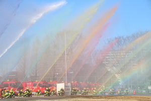 フィナーレを飾る消防団の一斉放水の画像