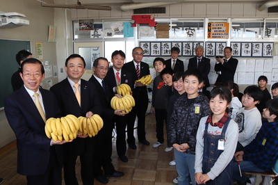 台湾バナナの寄贈の画像