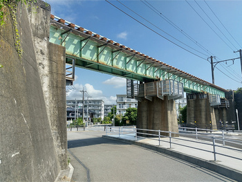 オンゾ川橋梁の全体を写した写真