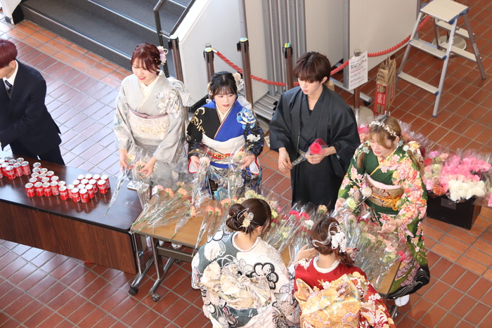 二十歳の祝典　花を渡している様子