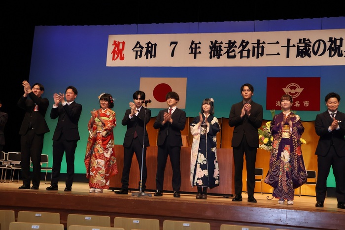式典三本締めの様子