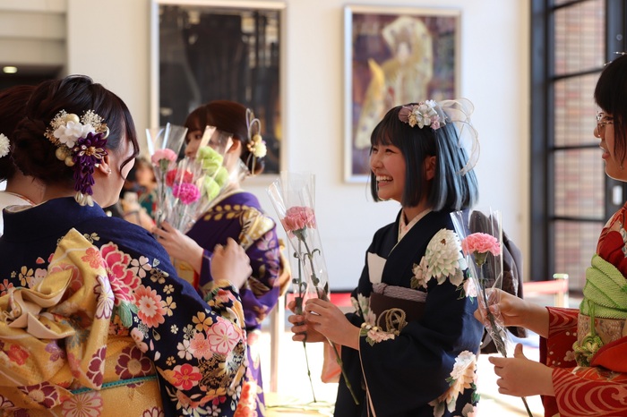 二十歳の祝典　花を渡している様子