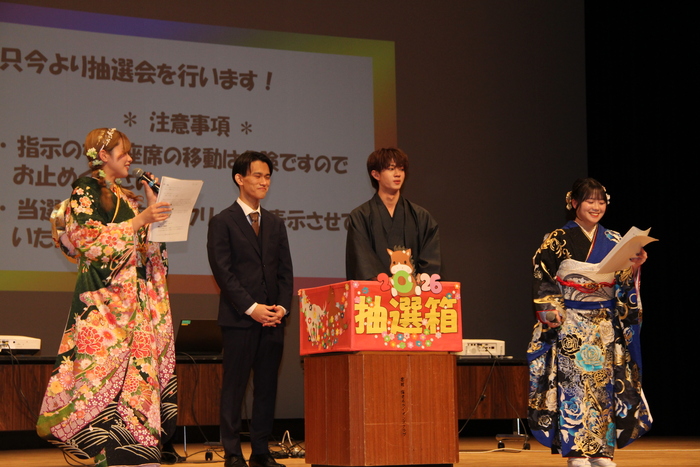 抽選会の司会の様子