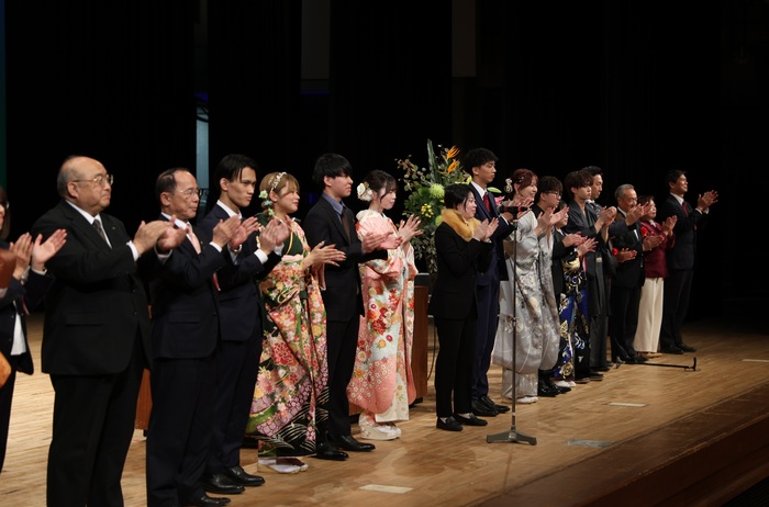 式典三本締めの様子