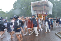 大雨の中で神輿