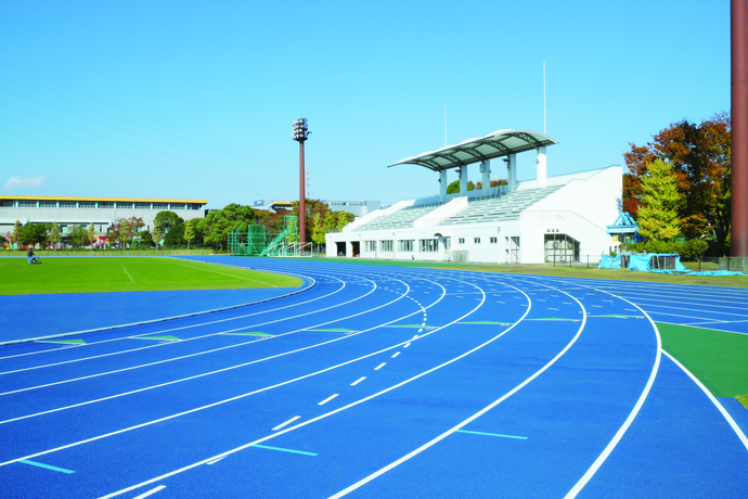 陸上競技場建屋を競技場南側から撮った写真