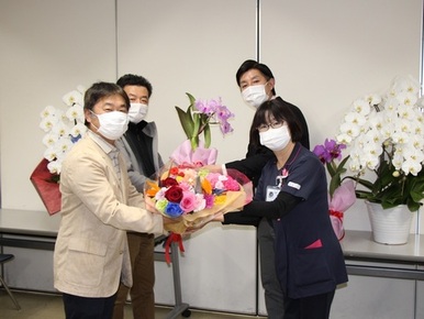 海老名総合病院への花きの寄贈写真