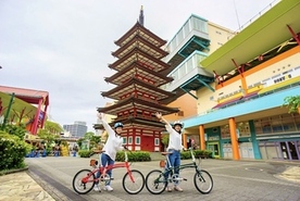 七重の塔の前で自転車とともに撮影したイメージ画像
