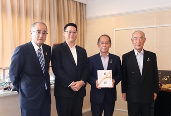 左から、伊藤教育長、小島氏、内野市長、岡見氏の写真
