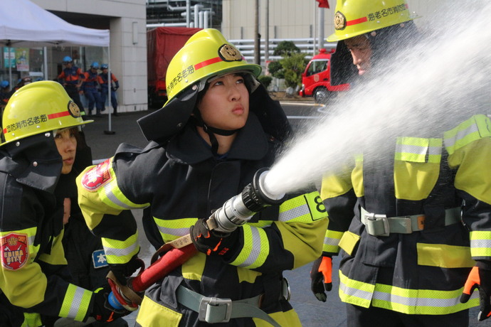 女性消防団員の放水訓練