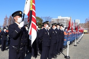 出初式で消防職員・消防団員が一整列する写真