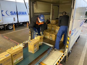 佐川急便加賀営業所で荷下ろし作業をしている画像（1枚目）