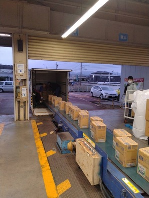 佐川急便加賀営業所で荷下ろし作業をしている画像（3枚目）