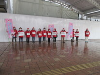 海老名駅で募金活動している様子の画像