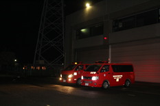 緊急消防援助隊の第5次派遣隊が出発のため車に乗り込んだ後の画像