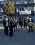 柏ケ谷中学校の校門付近で生徒が募金活動をしている写真