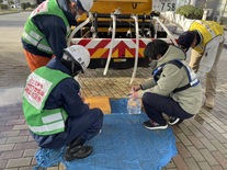 志賀町での活動の様子（水汲み）