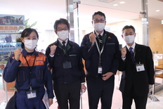 派遣職員4人が並んでいる様子の写真