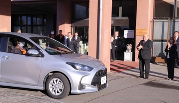 職員が車で出発したときの写真