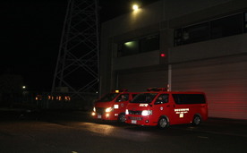 出発する消防車両の写真