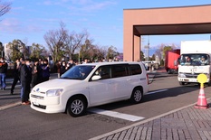 派遣職員が車で出発したときの写真