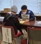 派遣中の職員が応急仮設住宅受け付けを行っている様子の写真2