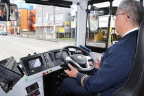 自動運転バス走行中の運転席の様子
