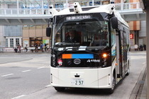 海老名駅東口ロータリー停車するEV小型バス