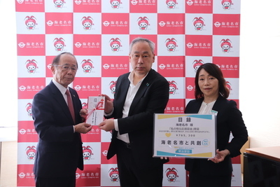 寄附金受け取りの様子