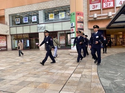 大型商業施設を視察している画像