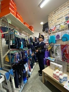 大型商業施設内の店舗を視察している画像