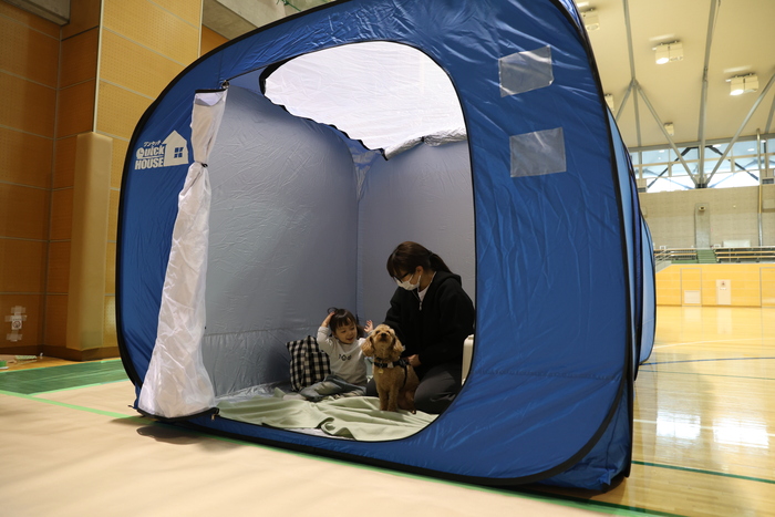 飼い主とペットが避難生活を送っている様子