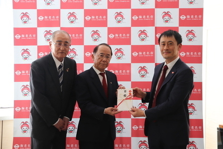 寄附に伴う市長、支店長、教育長の集合写真