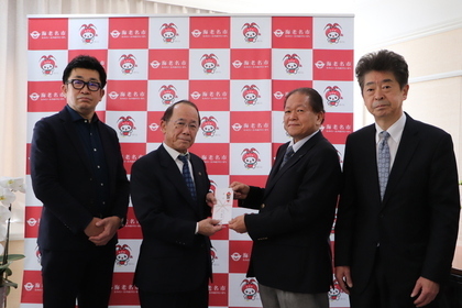 寄附金受け取りの様子