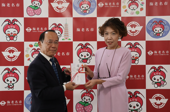 寄附金受け取りの様子