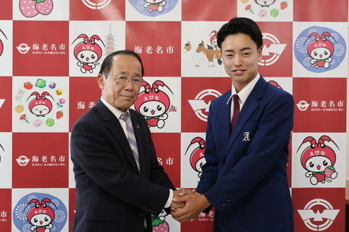 内野市長と山崎さんが映っている写真