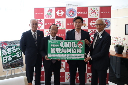 寄附金受け取りの様子