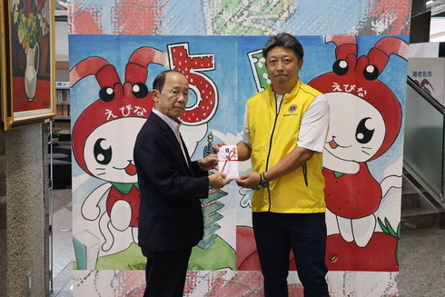 写真(左から内野市長、丸山会長)