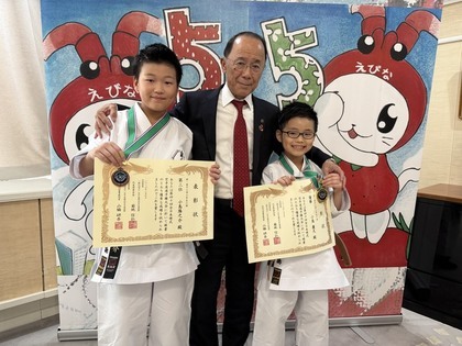 2名と市長の記念写真